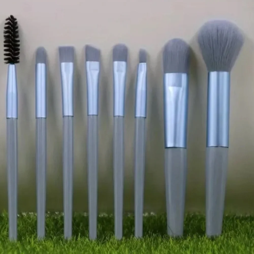 NIP 8 Piece Set of Soft Makeup Brushes with Portable Carrying Case in Blue!